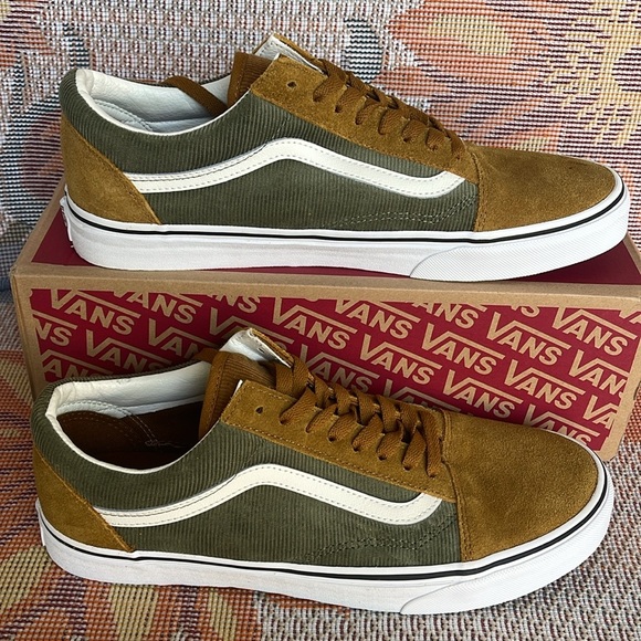 Vans Men’s Old Skool
Mini Cord Green/Brown
VN000ZNIT20A
Sneakers

Corduroy Shoe - Picture 6 of 16